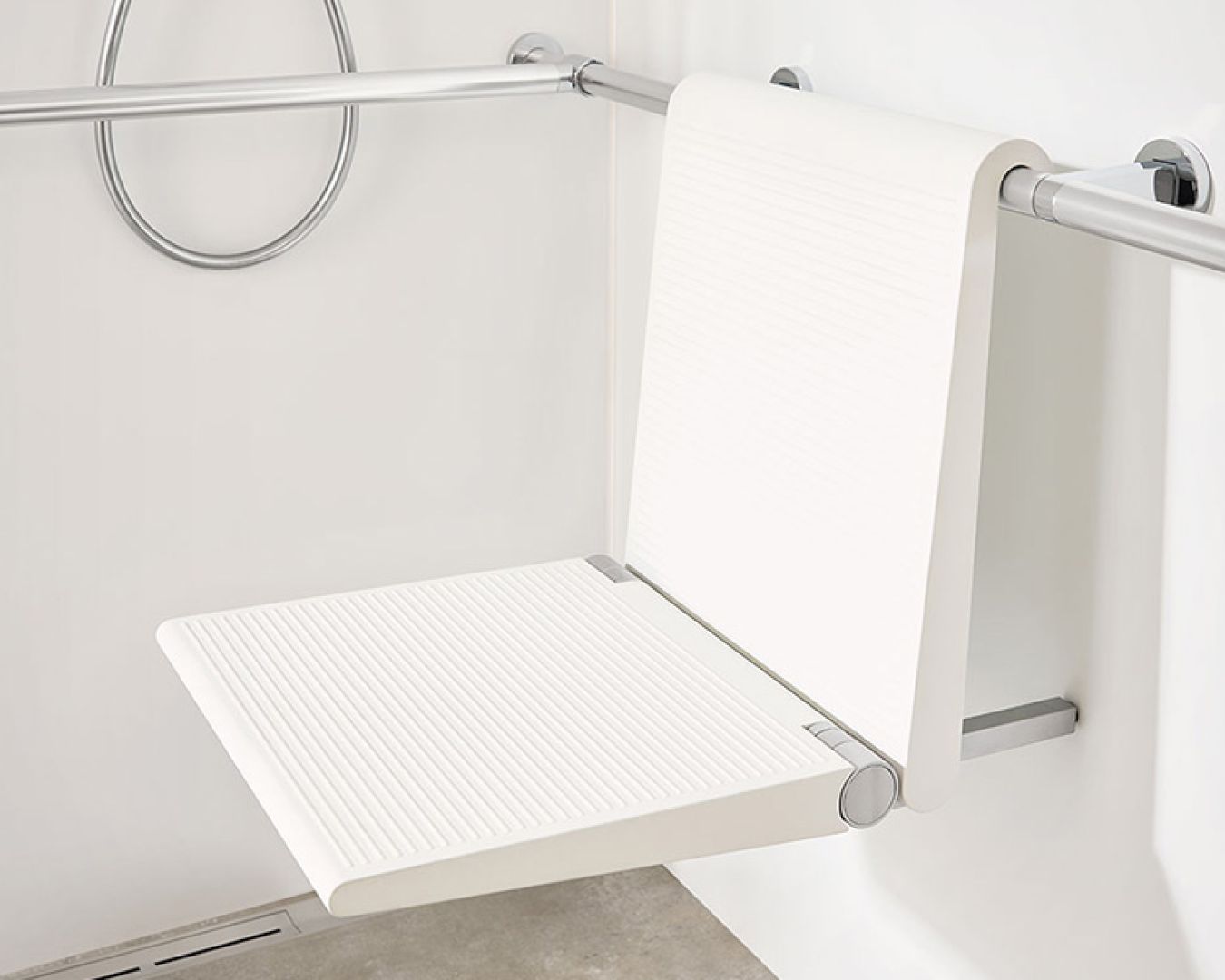 Barrierefreier Duschsitz mit Rückenlehne, modern, klappbar und pflegeleicht.