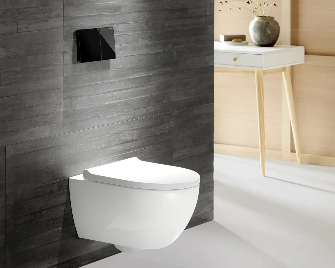 Design-Toilette wandhängend mit schwarzer Spülauslösung.