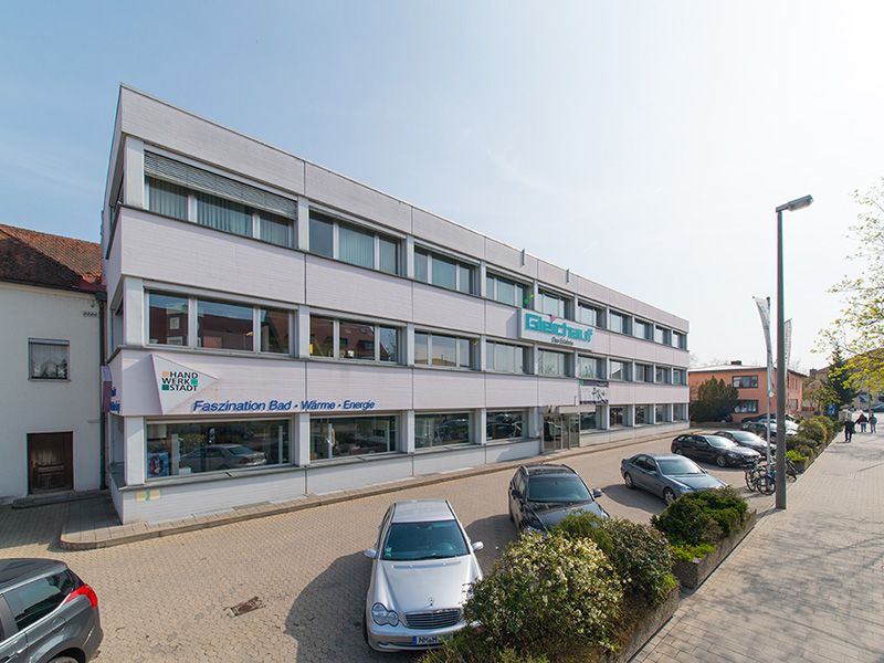 Gleichauf Gebäude mit Parkplatz