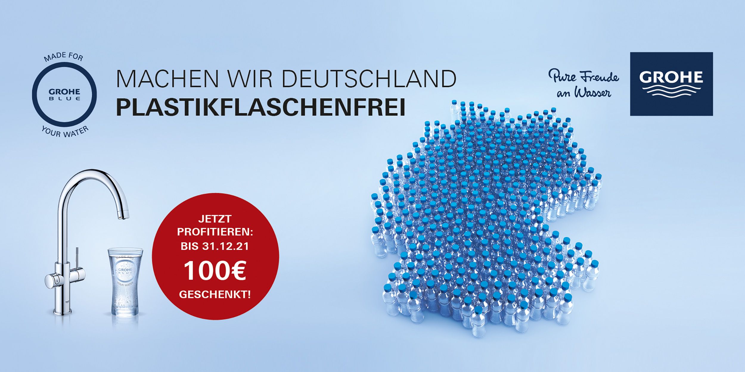 Frau zapft Wasser aus moderner Küchenarmatur mit Filterfunktion.