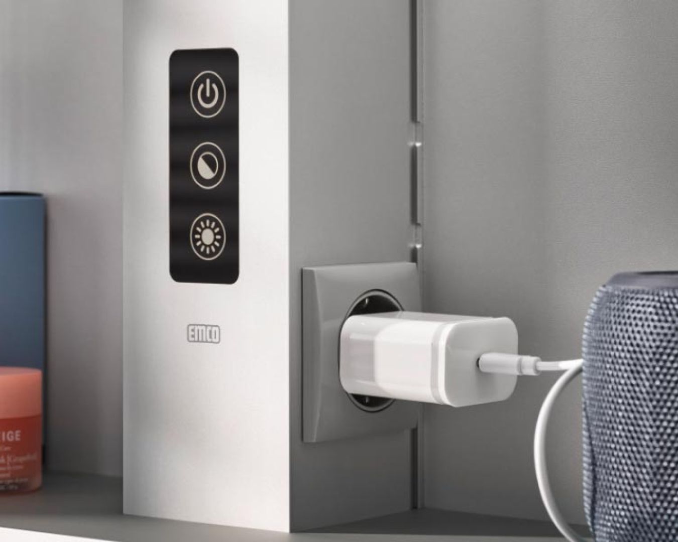 Lichtsteuerung und Steckdose im Badezimmerschrank mit Ladegerät