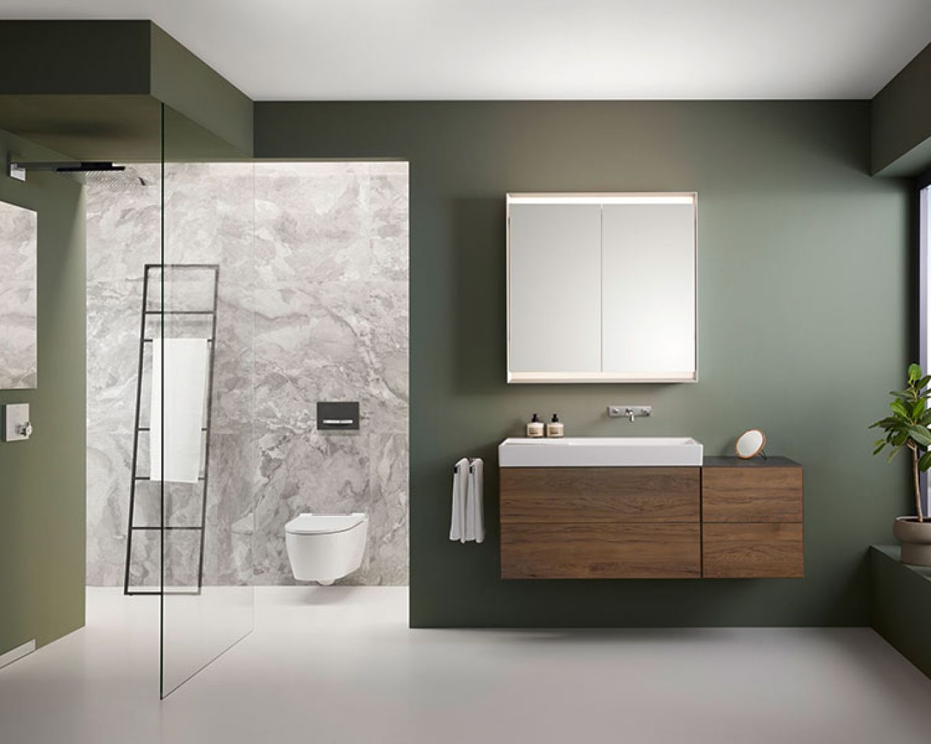 Modernes Bad mit Walk-in-Dusche, Wand-WC und Waschtisch mit Holzfront.