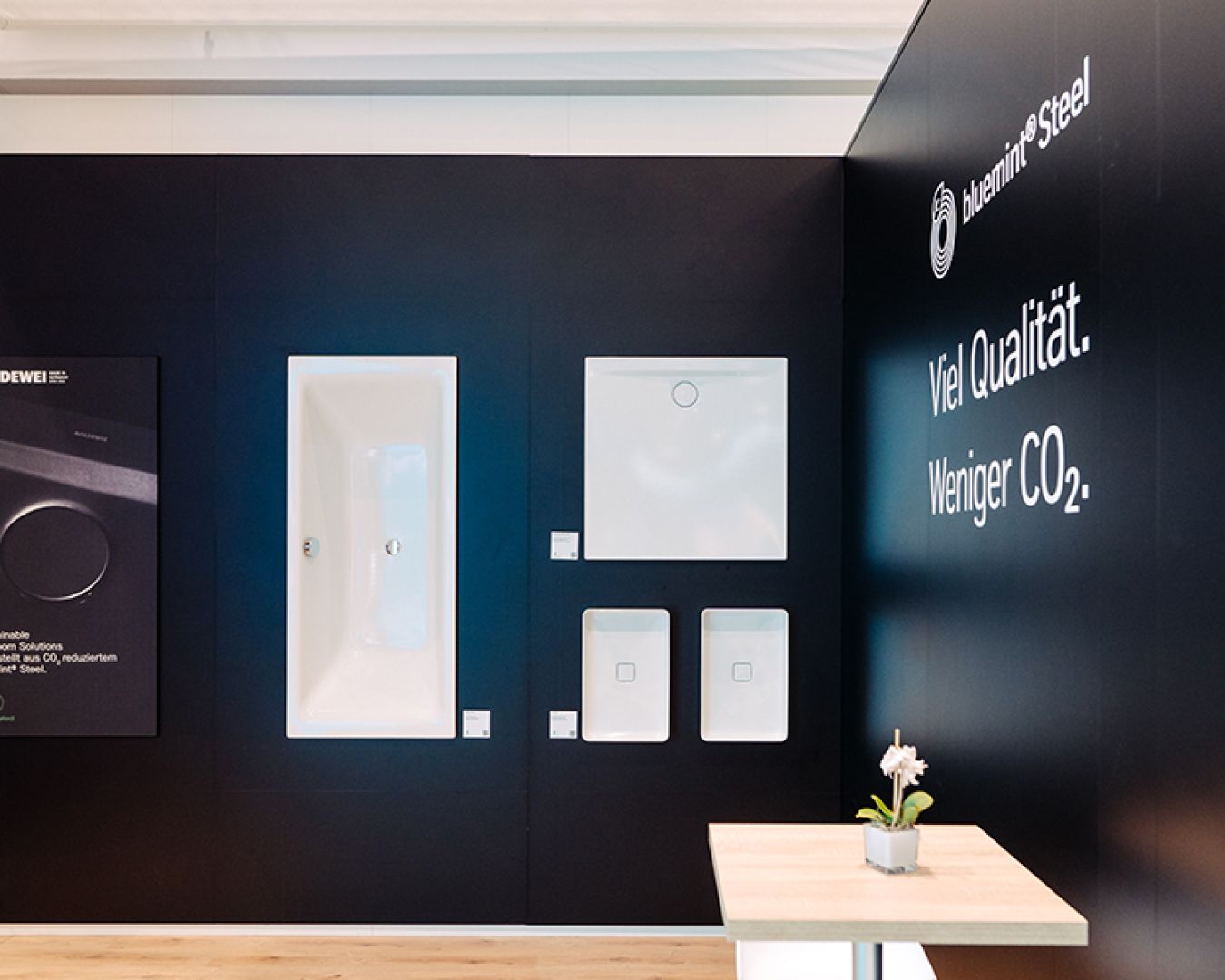 Messestand mit Kaldewei-Produkten und Slogan „Viel Qualität. Weniger CO₂.“