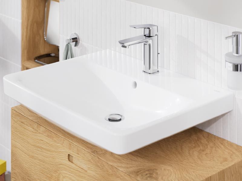 Waschbecken mit Chromarmatur auf Holzunterschrank