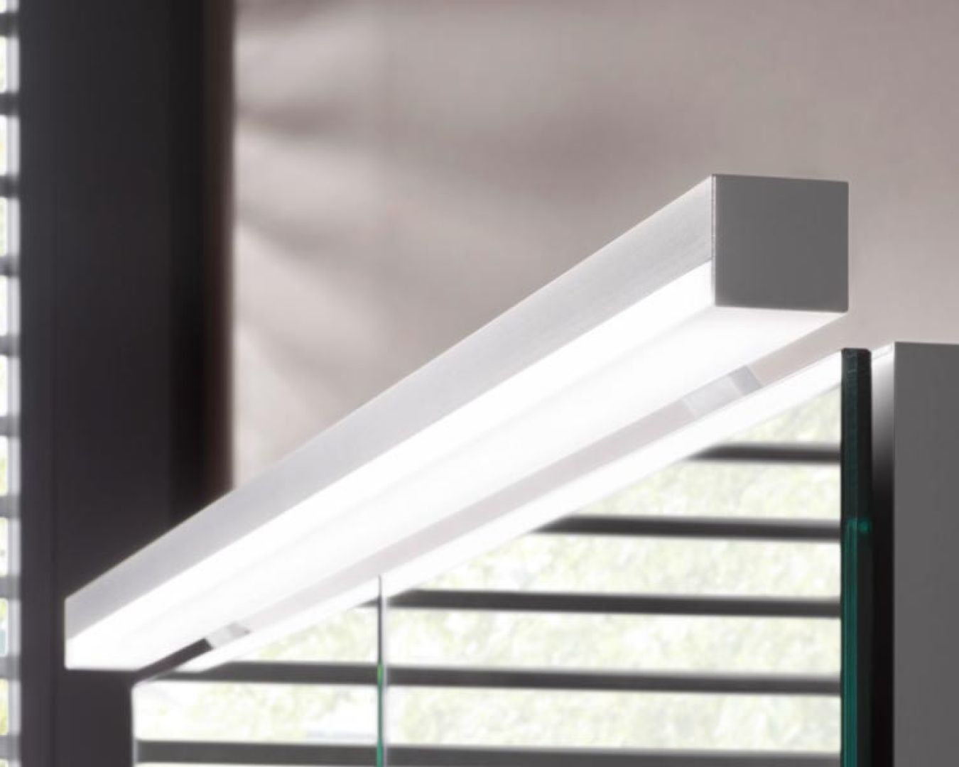 Moderne LED-Leuchte über Badezimmerspiegel