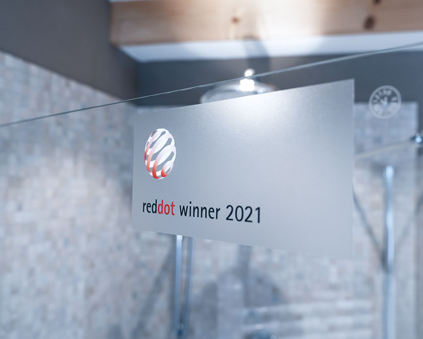 Red Dot Award Logo 2021 auf Duschglas – Auszeichnung für gutes Design.