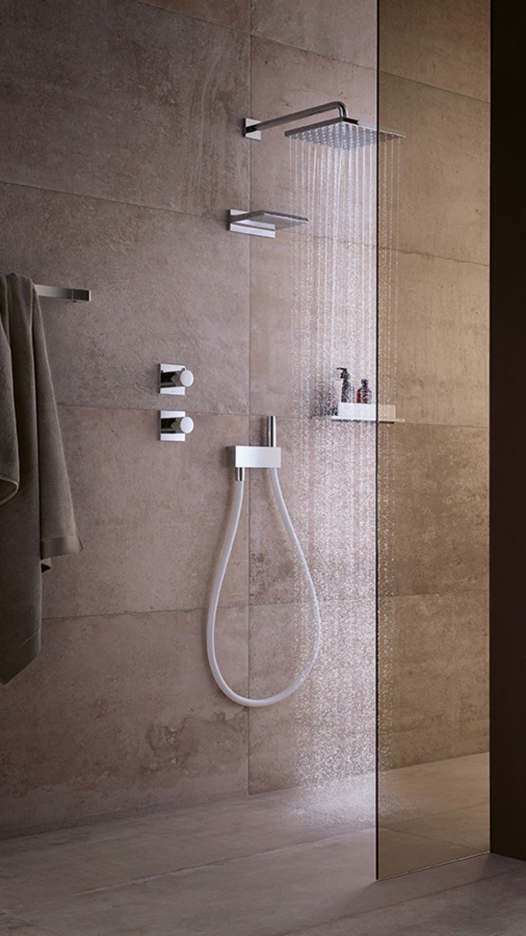 Großzügige Regendusche mit Glaswand und moderner Wandarmatur im Bad.