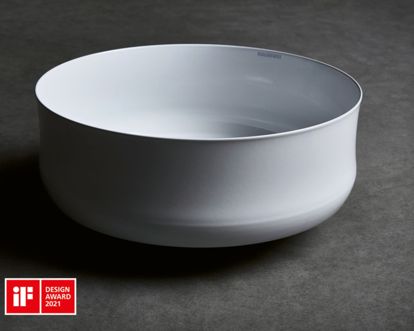 Weißes rundes Aufsatzwaschbecken auf dunklem Untergrund, Design Award 2021