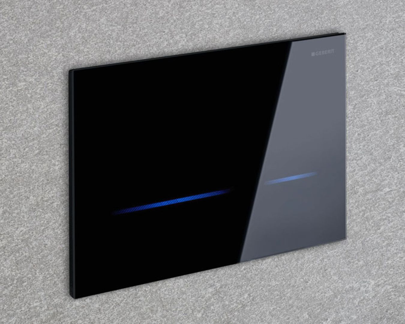 Schwarze WC-Spülplatte mit blauer LED-Leiste von Geberit an grauer Wand