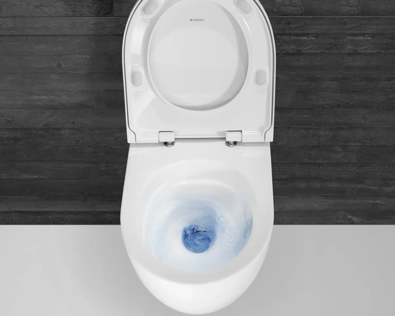 Spülung mit starkem Wasserwirbel in einer modernen Toilette.

