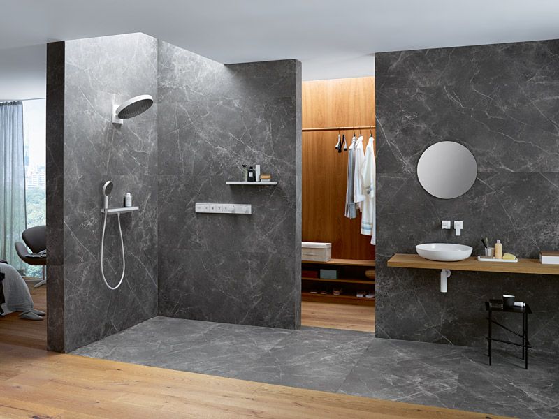 Großes Bad mit dunkler Marmoroptik, Dusche und offenem Kleiderschrank