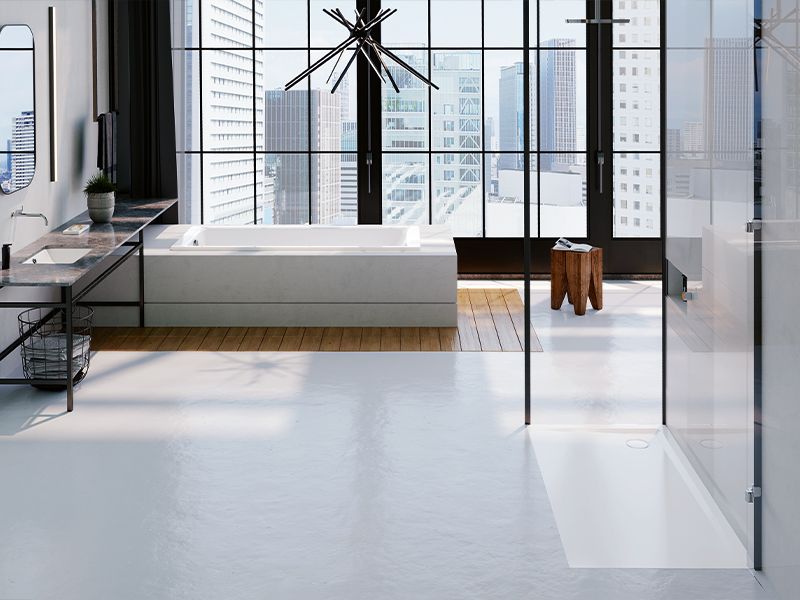 Designbad mit Wanne und Dusche in Hochhaus mit Stadtblick