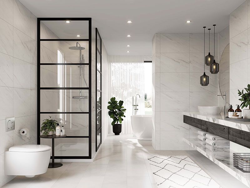 Modernes Bad mit Glasdusche, Hänge-WC und Waschbecken mit Hängelampen