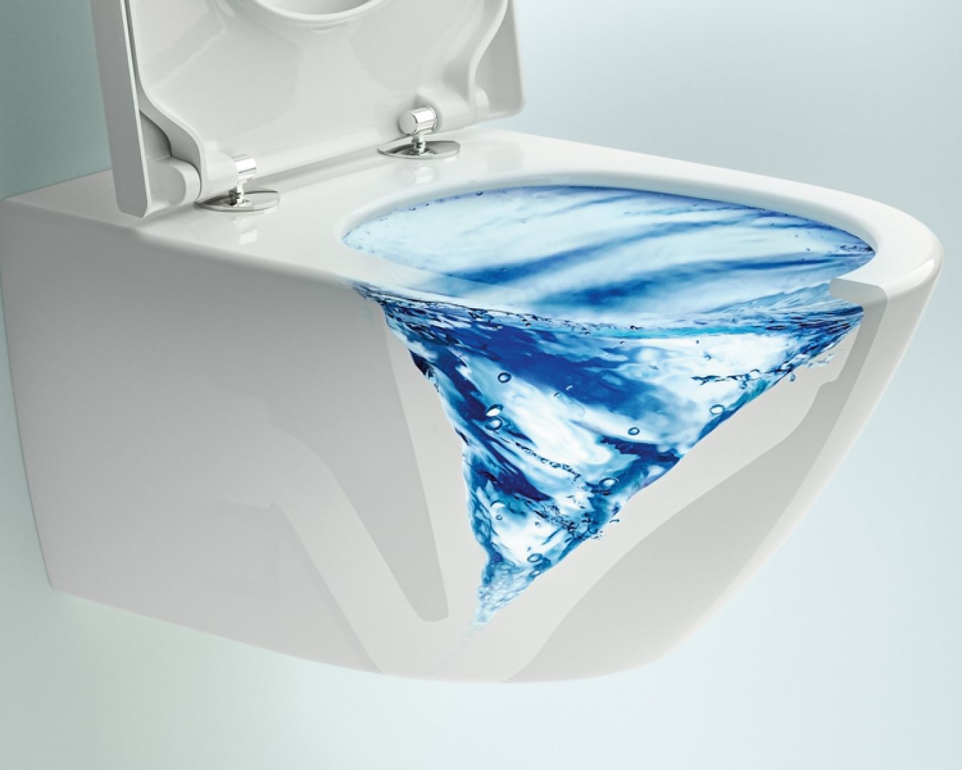 Wandhängendes WC mit starkem Wasserwirbel beim Spülen