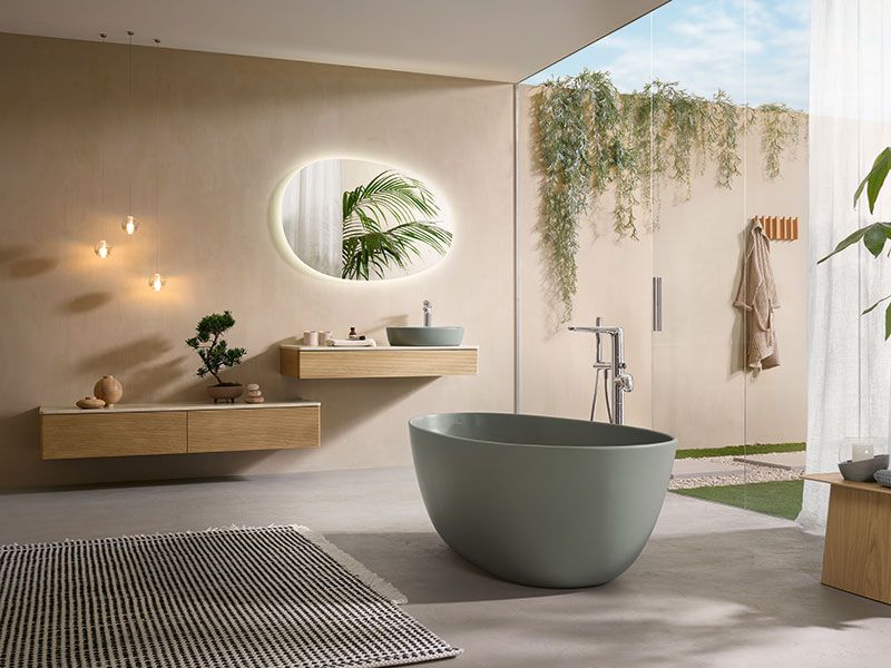 Freistehende Wanne in Naturbad mit direktem Gartenzugang.