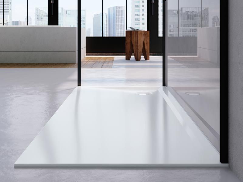 Ebenerdige Duschfläche in modernem Loft-Badezimmer