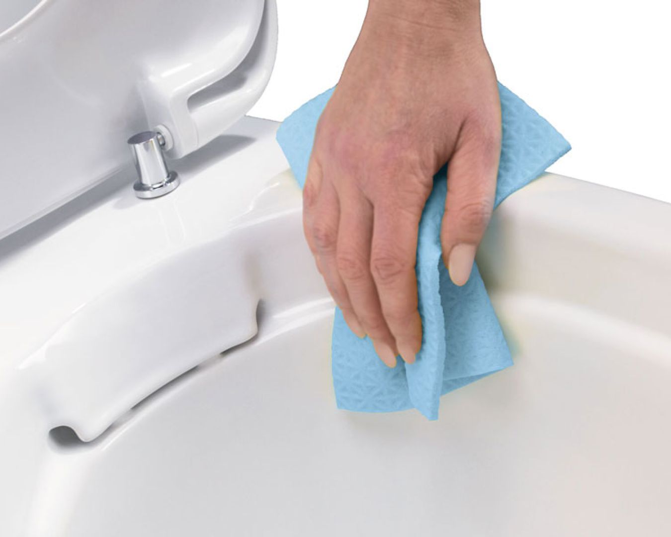 WC-Rand wird mit einem blauen Reinigungstuch von Hand gesäubert

