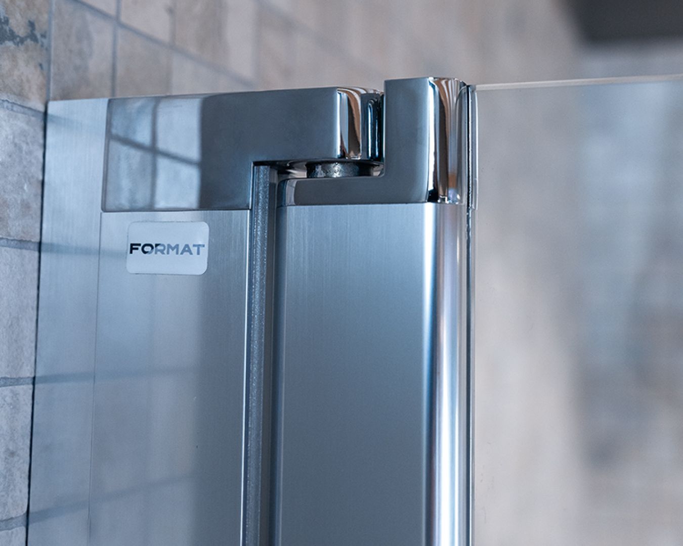 Format-Duschscharniere aus Metall an einer Glastür, montiert an Fliesenwand.