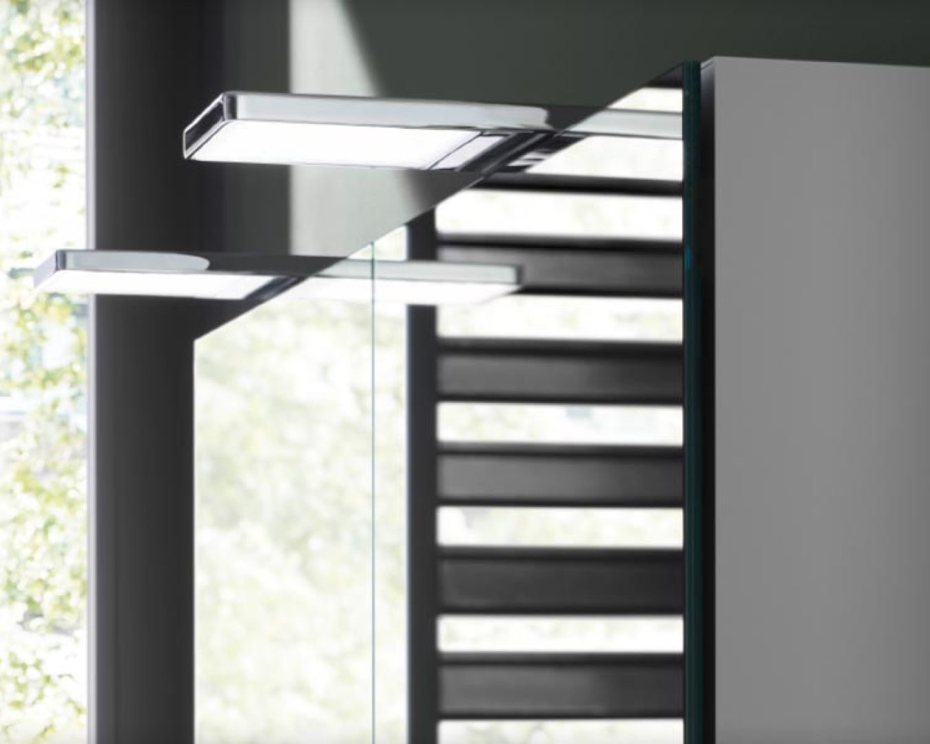 LED-Leuchten auf Glasduschwand in modernem Badezimmer