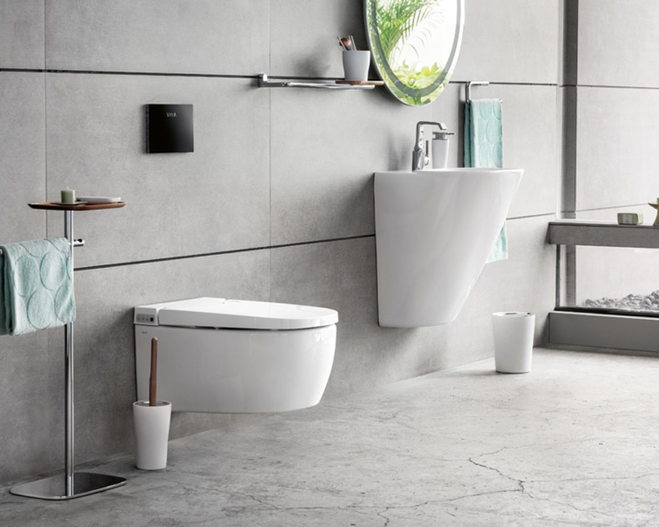 VITRA Modernes Bad mit Wand-WC, Waschtisch, Spiegel und grauer Betonoptik.