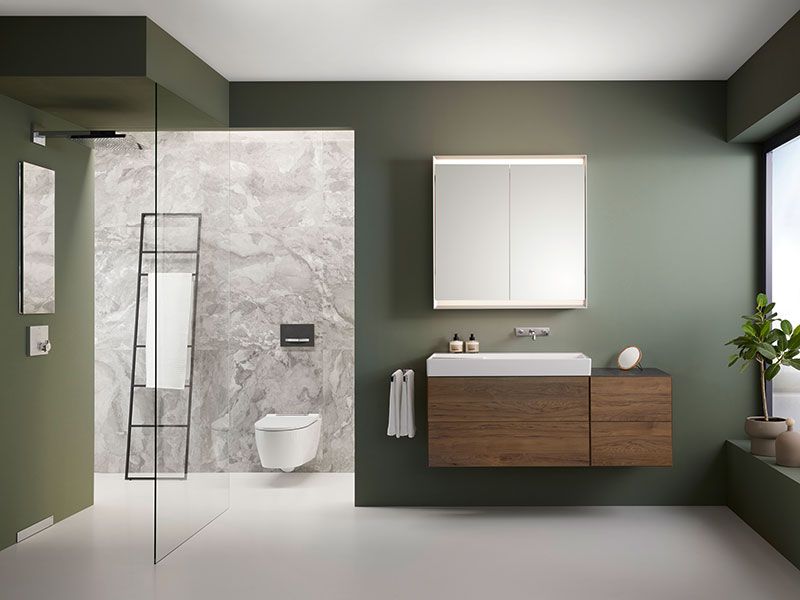 Modernes Bad mit Walk-in-Dusche, Wand-WC und Waschtisch mit Holzfront.