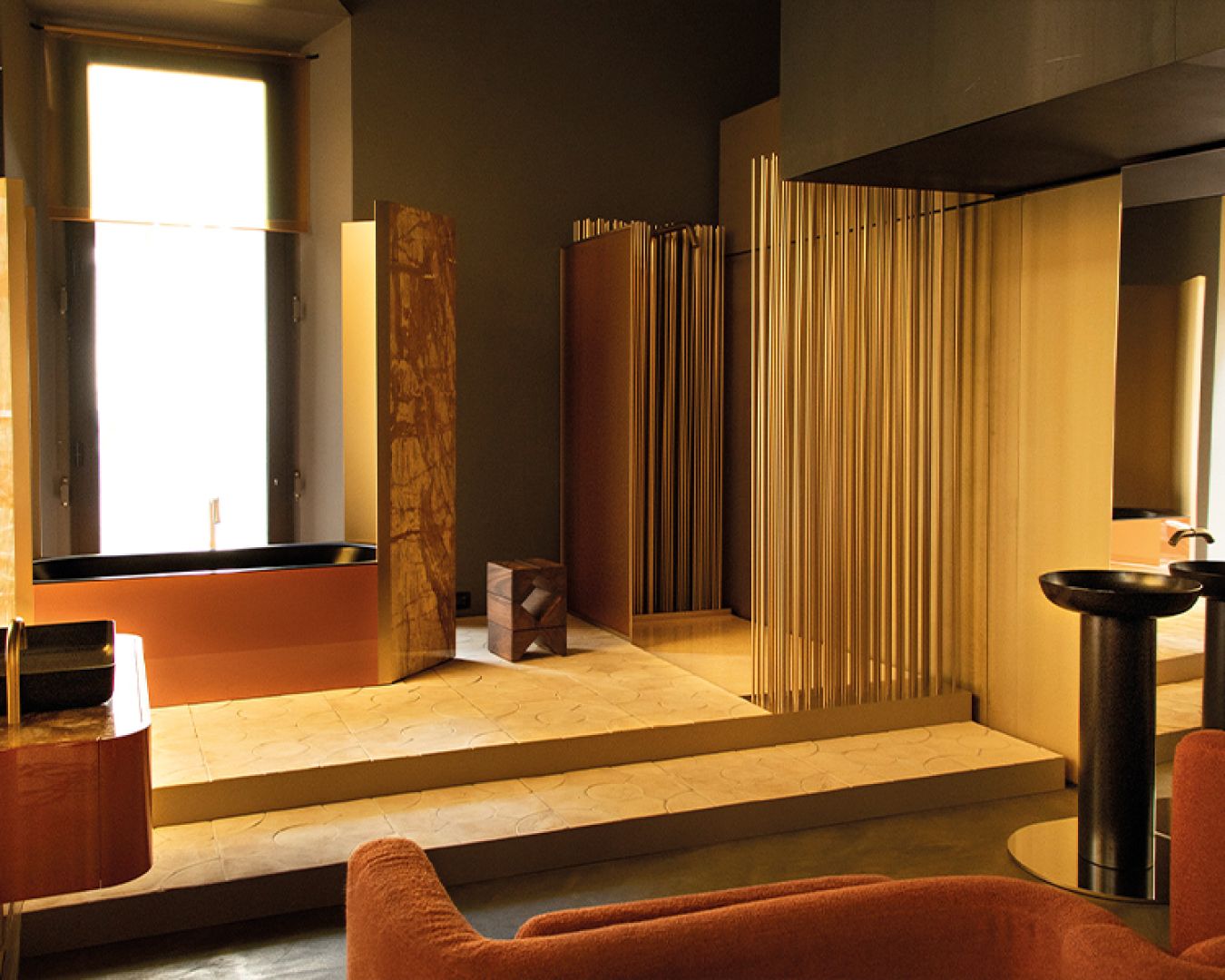 Stilvolles Bad mit goldenen Akzenten und Design-Elementen.