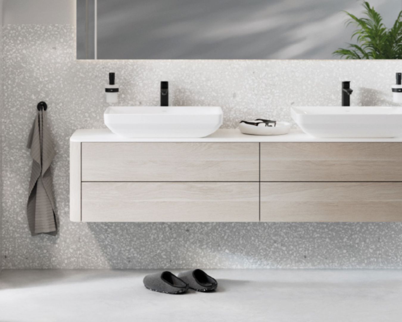 Doppelwaschtisch mit hellem Holzschrank und zwei schwarzen Armaturen