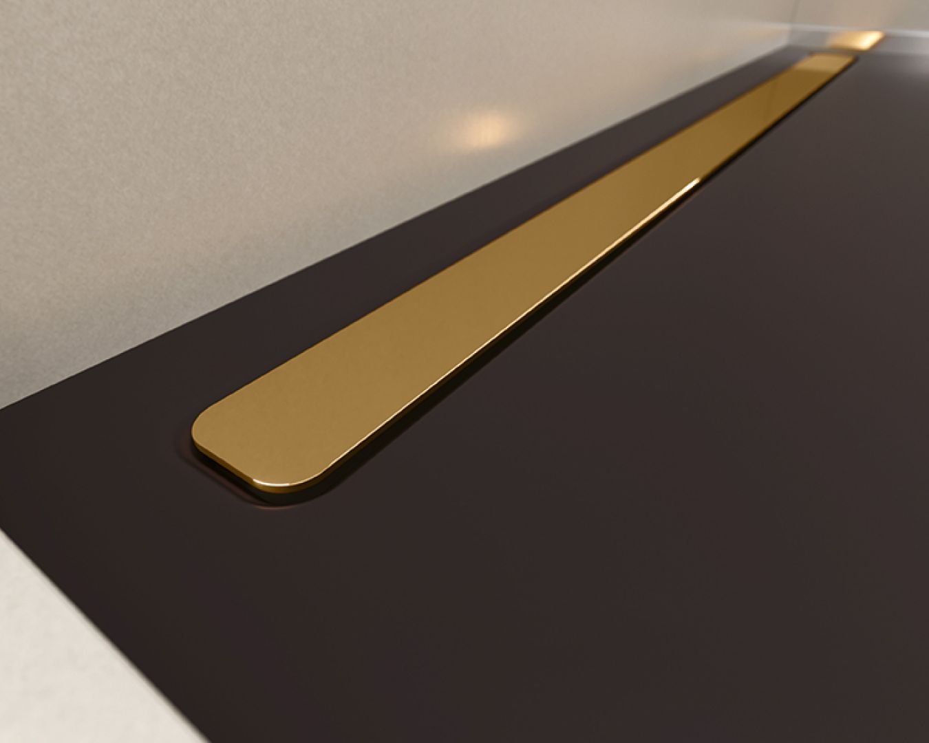 Goldfarbene Ablaufrinne in schwarzer Duschfläche als edles Design-Element