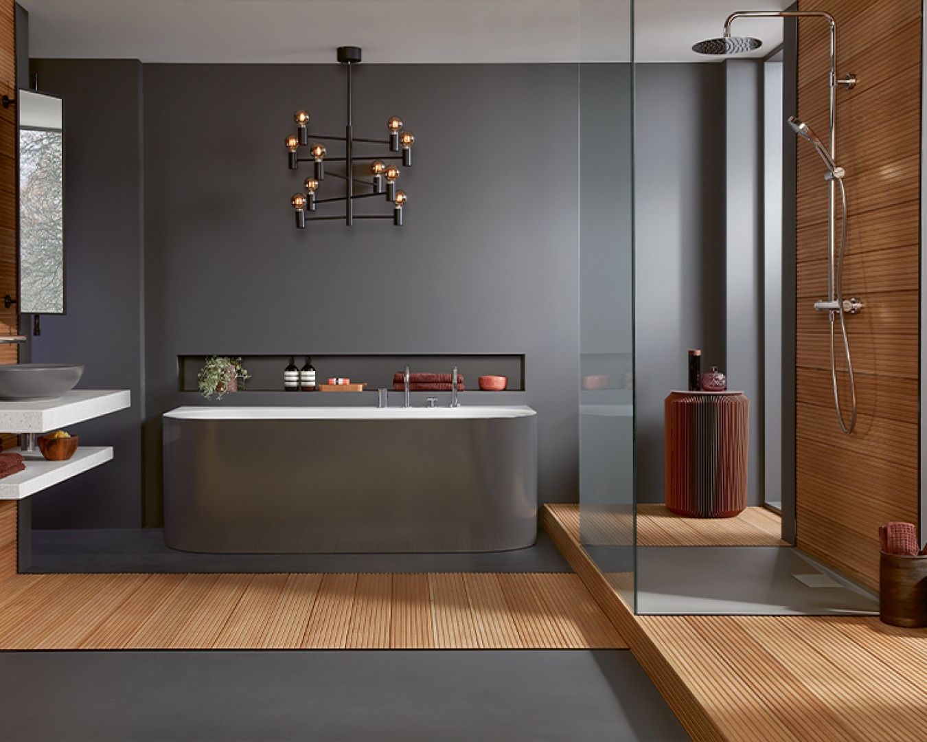 Modernes Bad mit freistehender Wanne, Walk-in-Dusche und Holzoptik.