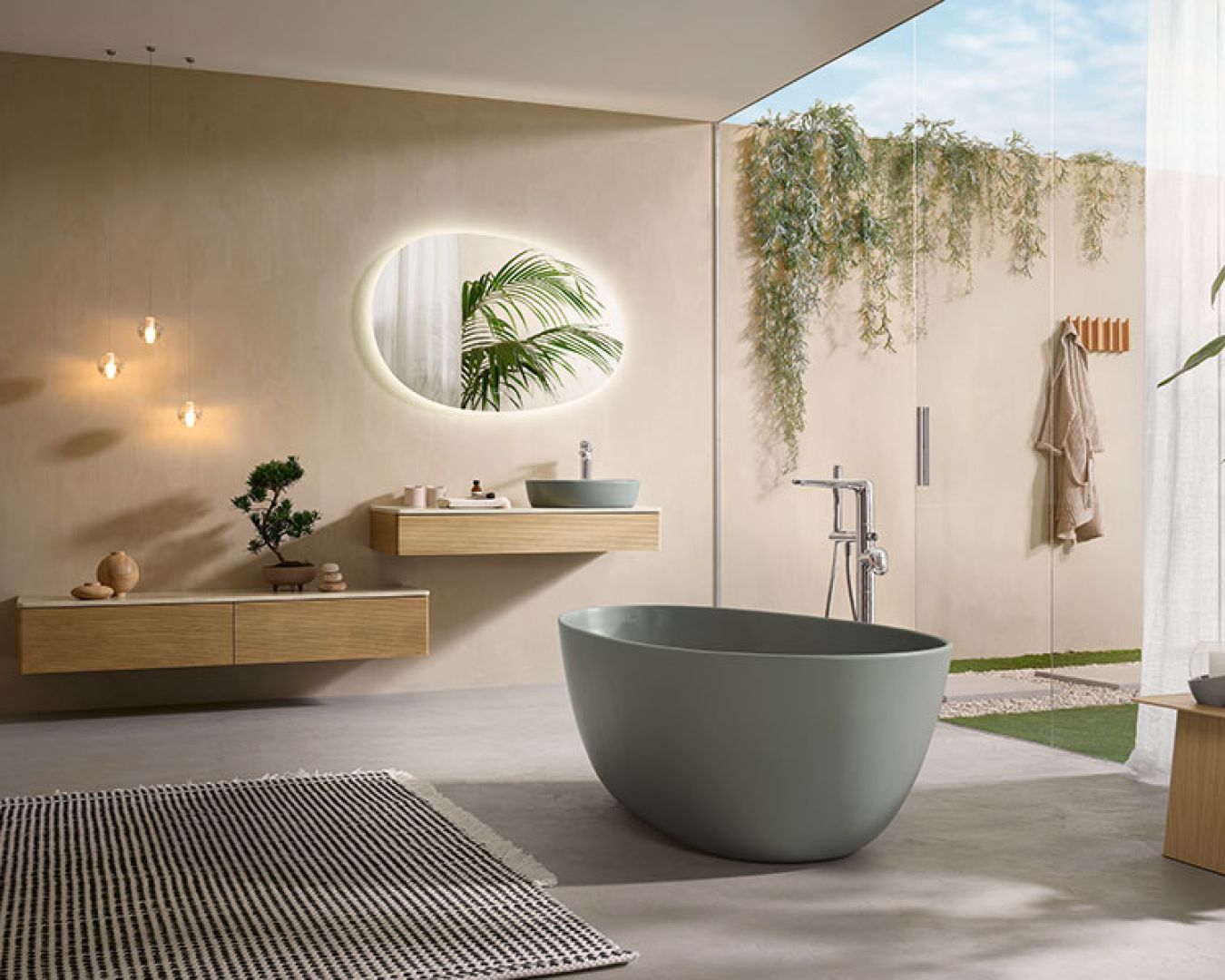 Freistehende Wanne in Naturbad mit direktem Gartenzugang.