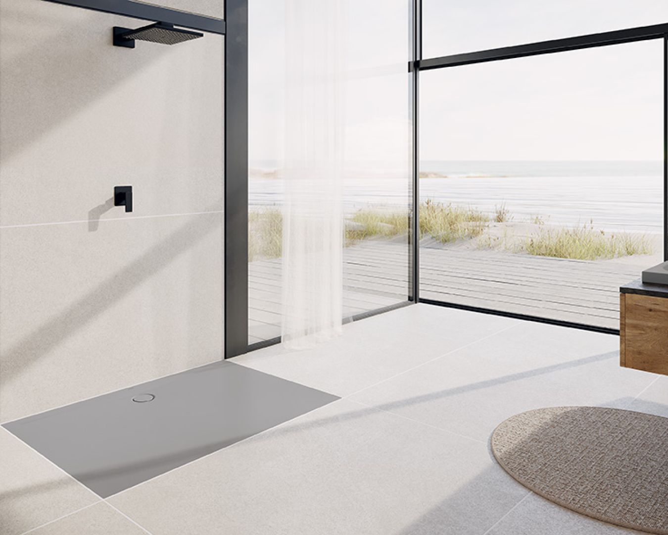 Ebenerdige Dusche mit grauer Fläche und Ausblick auf Dünen und Holzdeck.