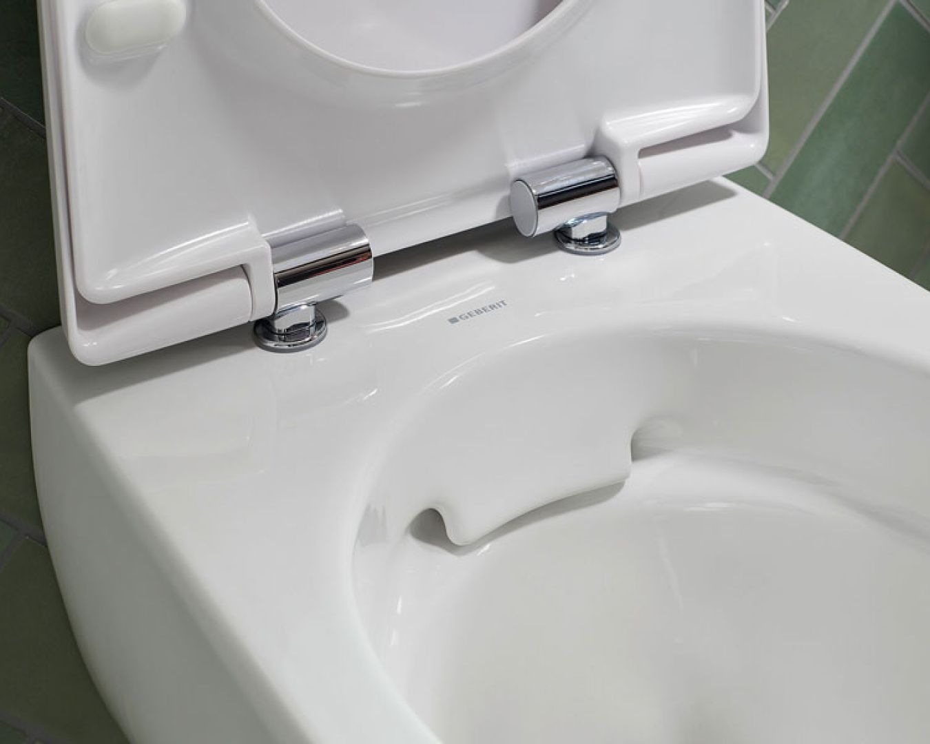 Nahaufnahme eines WC-Sitzes mit verchromten Scharnieren von Geberit

