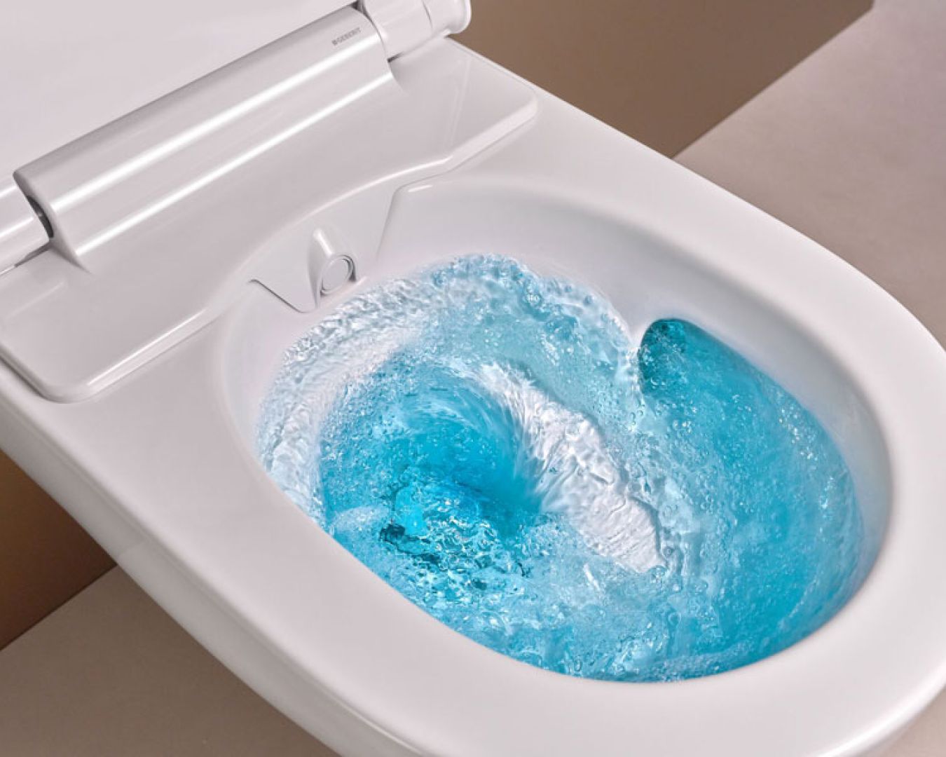 Spülung in Geberit-WC mit kraftvollem Wasserwirbel und blauer Färbung

