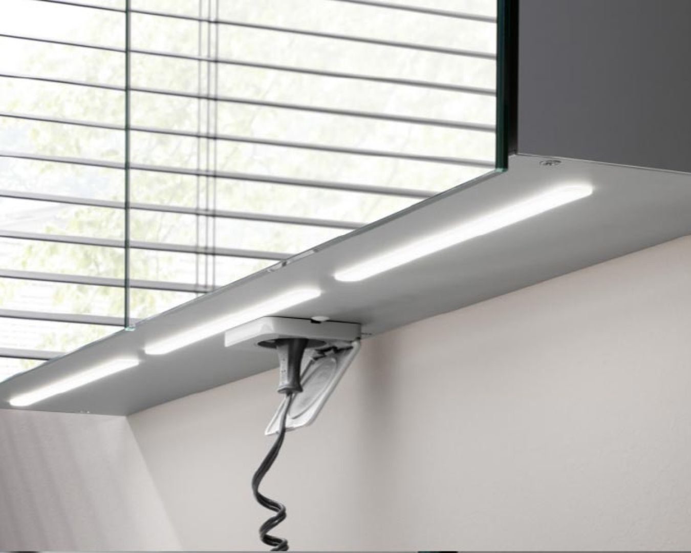 LED-Unterbauleuchte mit Stromanschluss im Badezimmer