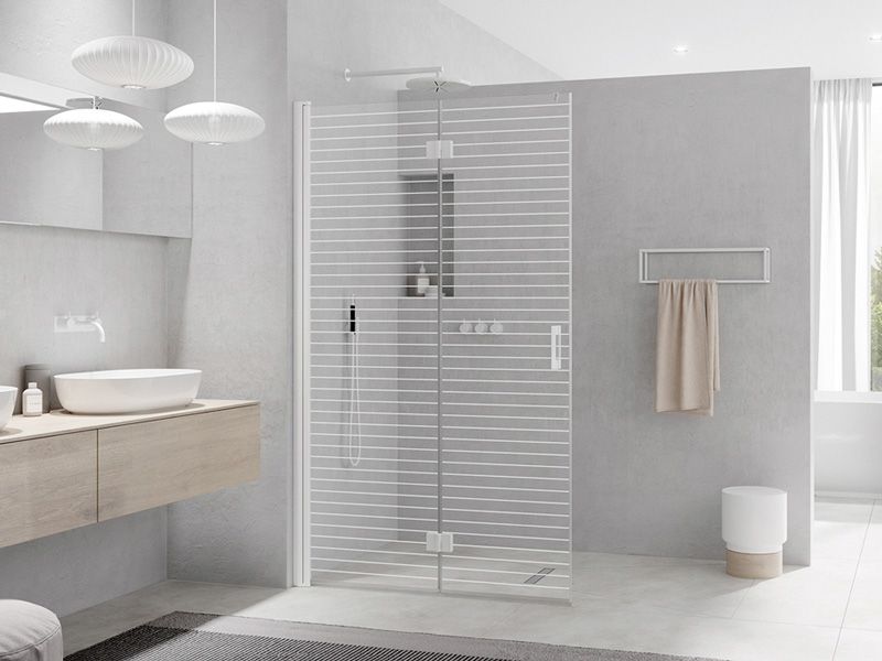 KERMI Modernes Bad mit strukturierter Glasduschwand