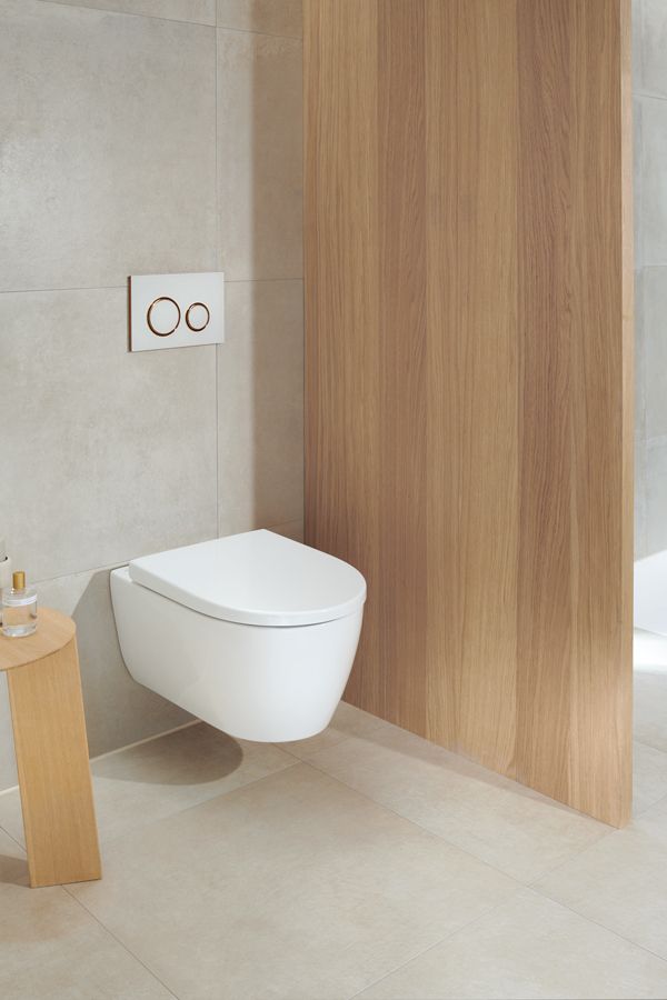 Wandhängendes WC mit Holzelement und moderner Spülplatte im Bad