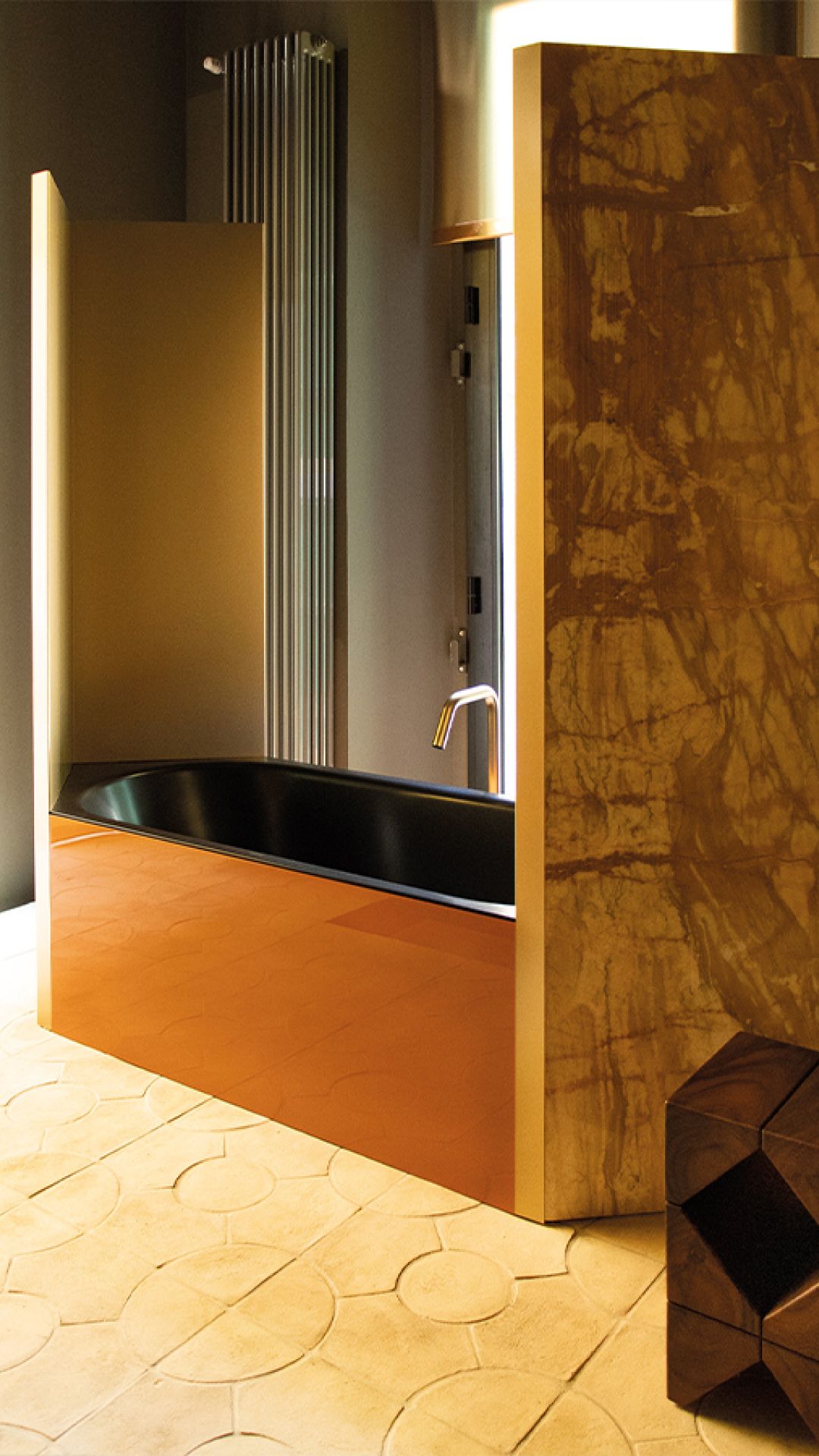 Luxuriöses Bad mit schwarzer Wanne, goldener Verkleidung und Marmorwand.