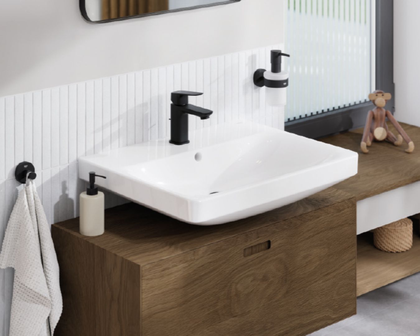 Waschbecken mit schwarzer Armatur und Holzunterschrank