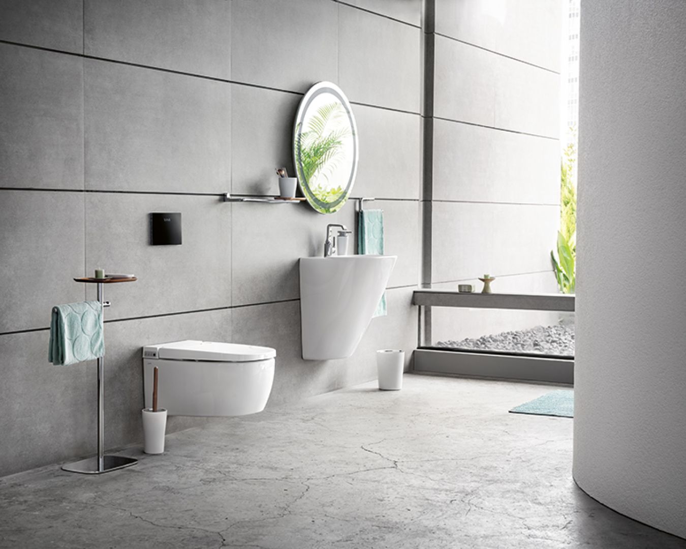 Modernes Badezimmer mit wandhängendem WC und ovalem Spiegel
