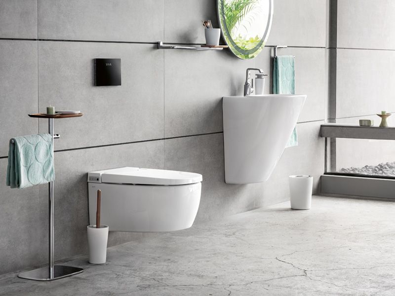 VITRA Modernes Bad mit Wand-WC, Waschtisch, Spiegel und grauer Betonoptik.