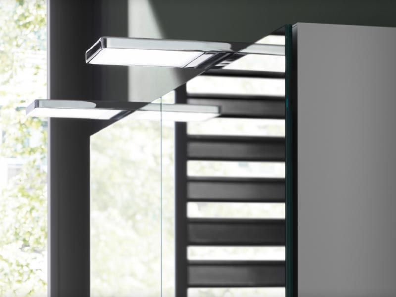LED-Leuchten auf Glasduschwand in modernem Badezimmer