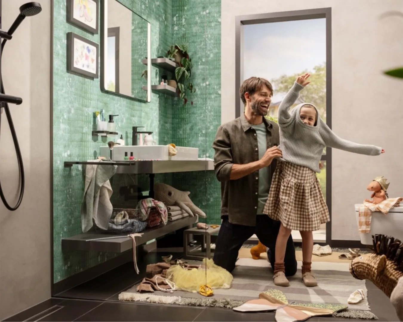 Mann und Kind im Badezimmer