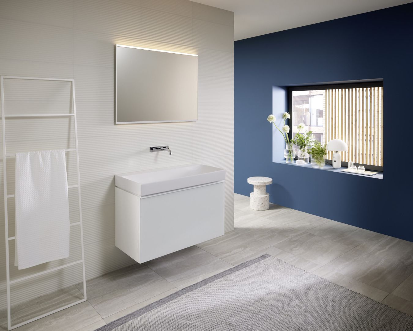 Modernes Bad mit Spiegelschrank und blauer Akzentwand mit Fenster