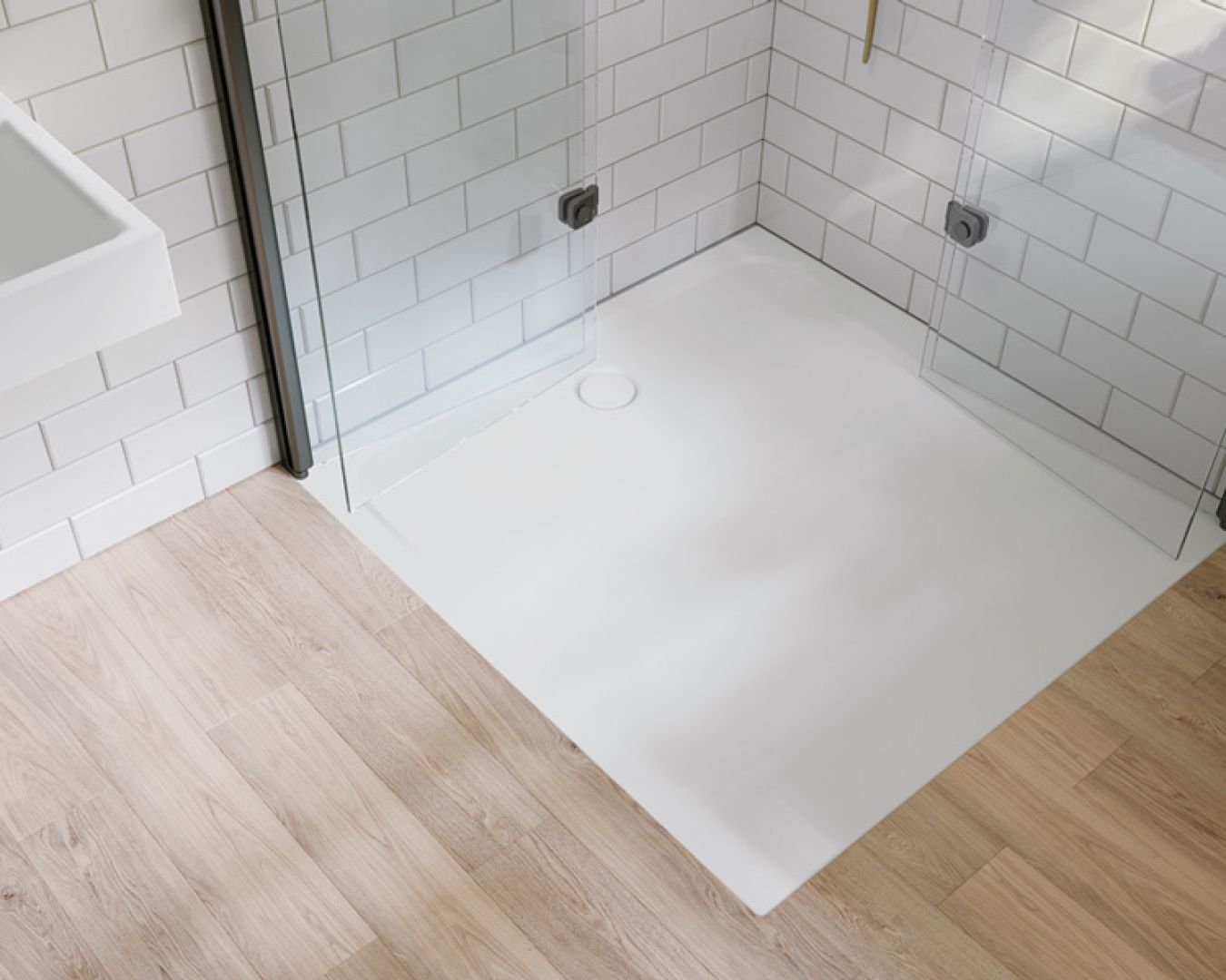 kaldewei Bodengleiche Dusche mit Glaswänden, Holzoptik-Boden und weißen Fliesen.