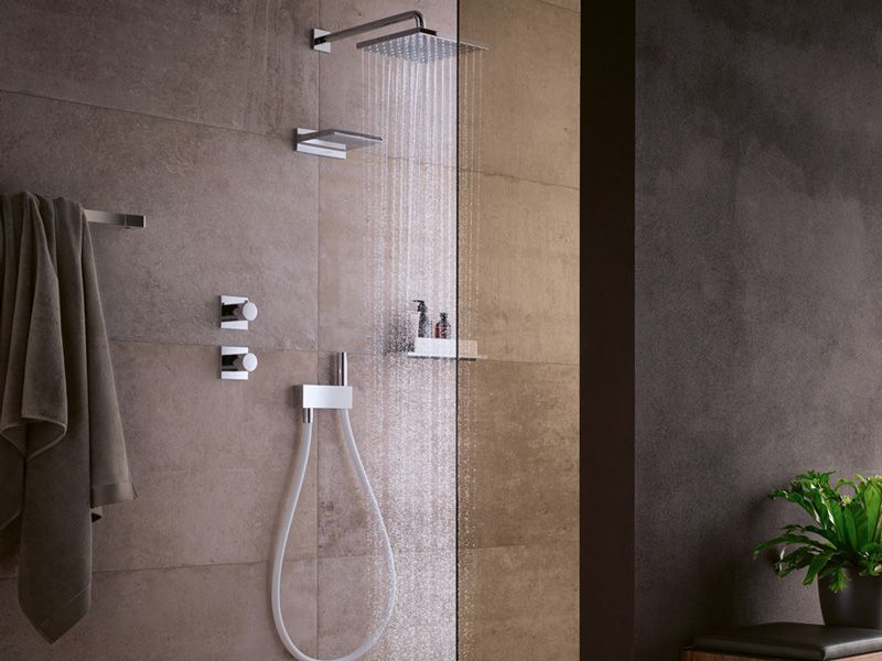 keuco Moderne Dusche mit Regenduschkopf, Handbrause und braunen Fliesen.