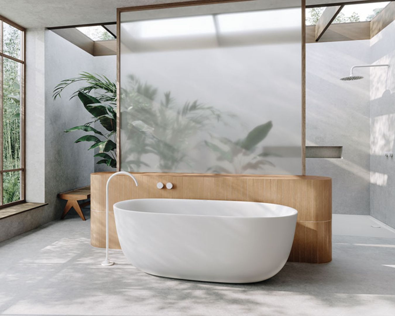 Offenes Bad mit freistehender Wanne, viel Licht und Naturblick.