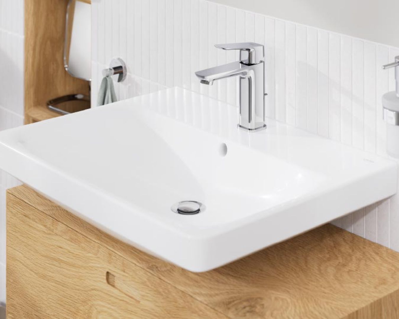Waschbecken mit Chromarmatur auf Holzunterschrank