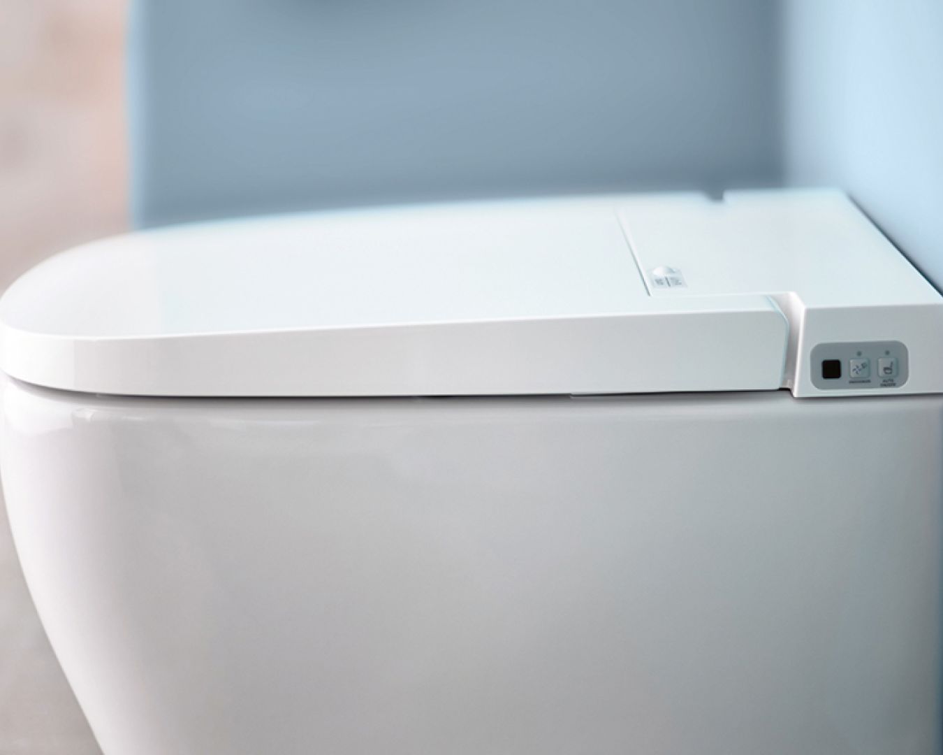 Minimalistisches Bad mit wandhängendem WC und bodenstehendem Waschtisch
