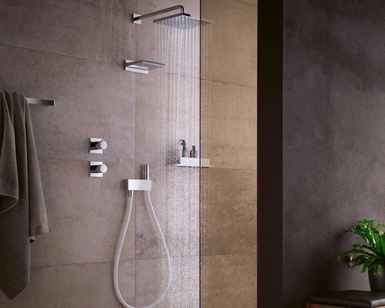 keuco Moderne Dusche mit Regenduschkopf, Handbrause und braunen Fliesen.