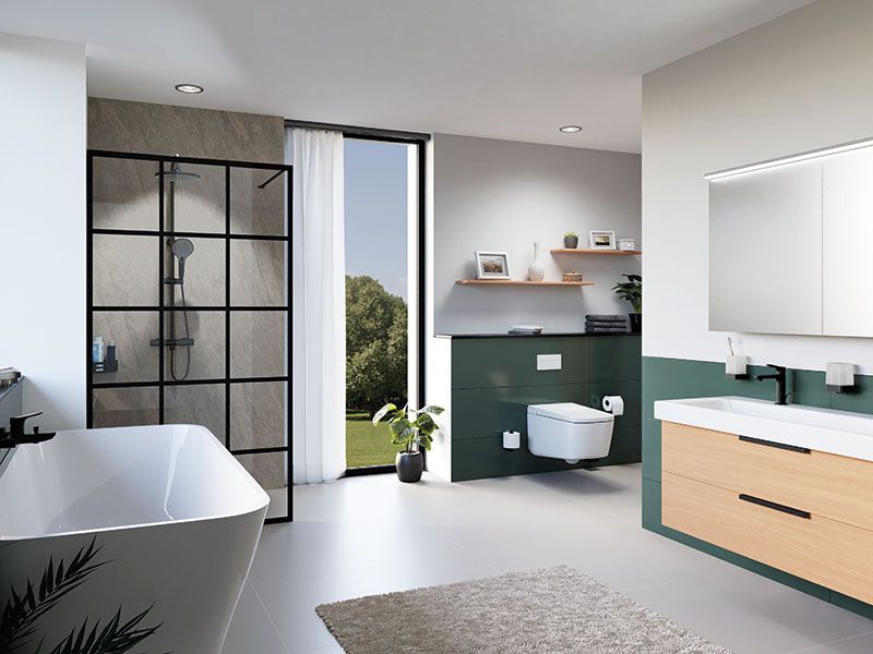 Helles Bad mit Glasdusche, freistehender Wanne und Holz-Waschtisch
